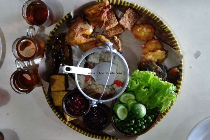 REVIEW Saung Pengkolan Lembang