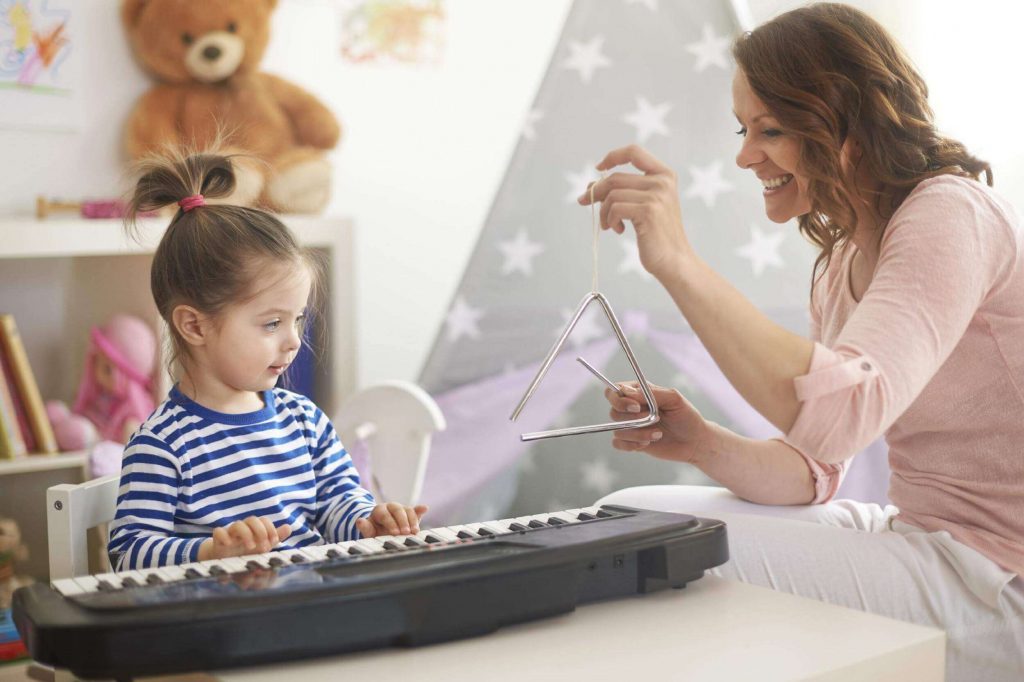 manfaat bermain piano untuk anak , keuntungan belajar piano dapat meningkatkan kemampuan pemahaman dan akademis anak
